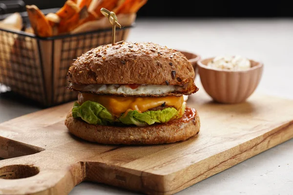 Vegetarischer Hamburger Mit Cheddar Käse Vollkornbrötchen Und Hausgemachten Süßkartoffelfrites Aus — Stockfoto