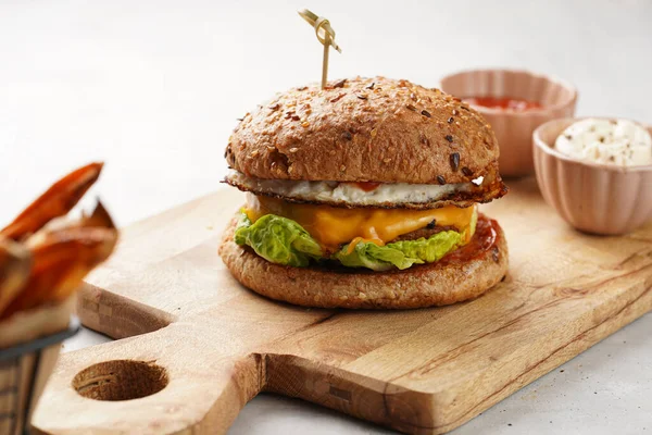 Vegetarischer Hamburger Mit Cheddar Käse Vollkornbrötchen Und Hausgemachten Süßkartoffelfrites Aus — Stockfoto