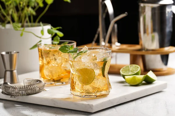 Ett Glas Med Isbitar Lime Och Uppfriskande Apelsindryck Med Mynta — Stockfoto