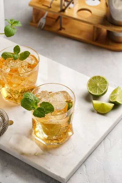 Ett Glas Med Isbitar Lime Och Uppfriskande Apelsindryck Med Mynta — Stockfoto