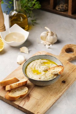 Geleneksel Arap mutfağı baba ganoush kızartması, kızarmış patlıcan, tahin, kişniş, sarımsak, zeytin yağı, limon suyu, kızarmış baget ekmek, ahşap tahta.