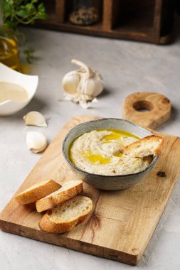 Geleneksel Arap mutfağı baba ganoush kızartması, kızarmış patlıcan, tahin, kişniş, sarımsak, zeytin yağı, limon suyu, kızarmış baget ekmek, ahşap tahta.