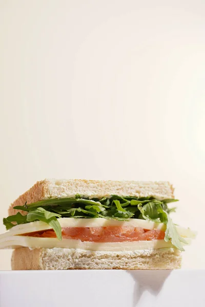 サーモン チーズ クリームチーズ グリーンルッコラとホワイトトーストのパンサンドイッチ テキストの負の領域 — ストック写真