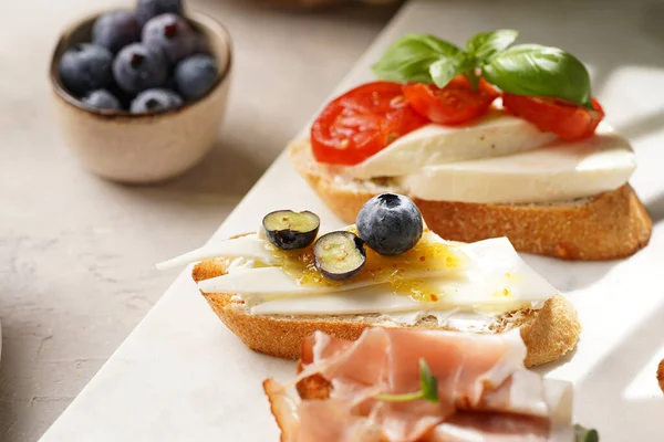 Italian Antipasto Bruschetta White Bread Slices Smoked Ham Goat Cheese — Stock Photo, Image