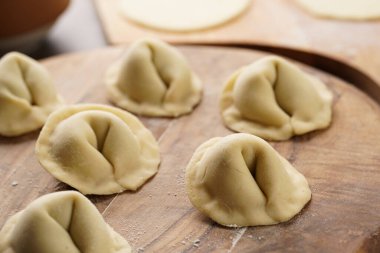 Geleneksel Ukrayna usulü Avrupa yemekleri hazırlama süreci. Patates-mantar ezmesiyle doldurulmuş hamur tatlısı. Ahşap arkaplan