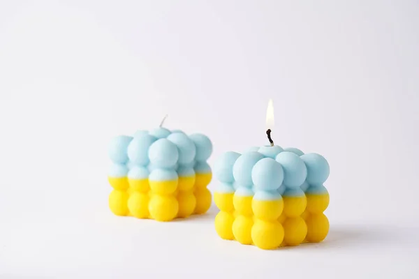 Две Патриотические Пузырьковые Свечи Наполовину Голубые Наполовину Желтые Белой Бесшовной — стоковое фото