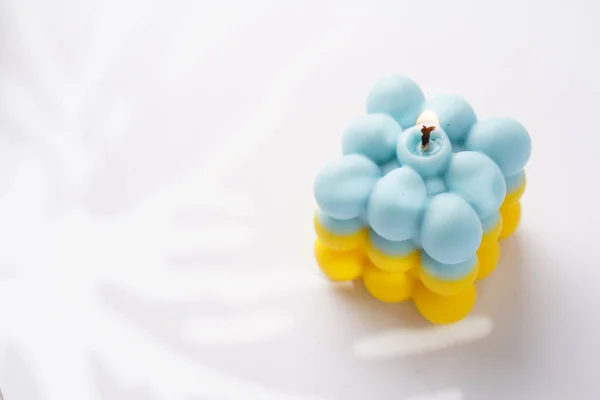 Одна Патриотическая Пузырчатая Свеча Наполовину Голубая Наполовину Желтая Белой Бесшовной — стоковое фото