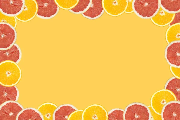 Pomarańczowy Grejpfrutowy Przecięty Pół Bezszwowym Żółtym Tle Ułożonym Wokół Ramki — Zdjęcie stockowe