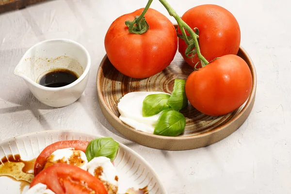 Traditioneller Italienischer Salat Caprese Bestehend Aus Scheiben Roter Tomaten Frischem — Stockfoto