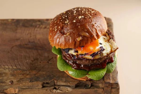 Hamburger Mit Doppeltem Angus Beef Patty Tomaten Spinat Spiegelei Und — Stockfoto