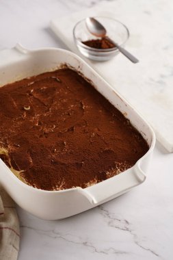 Adım adım İtalyan tatlı tiramisusunu hazırlamak için bayan parmak bisküvileri, mascarpone peyniri, beyaz mermer arka planda espresso