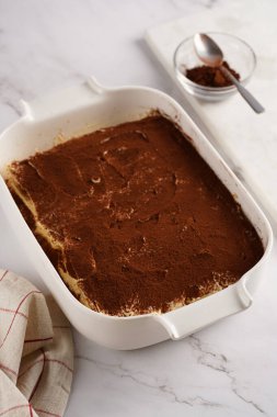 Adım adım İtalyan tatlı tiramisusunu hazırlamak için bayan parmak bisküvileri, mascarpone peyniri, beyaz mermer arka planda espresso