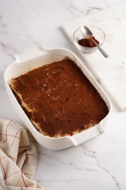 Adım adım İtalyan tatlı tiramisusunu hazırlamak için bayan parmak bisküvileri, mascarpone peyniri, beyaz mermer arka planda espresso