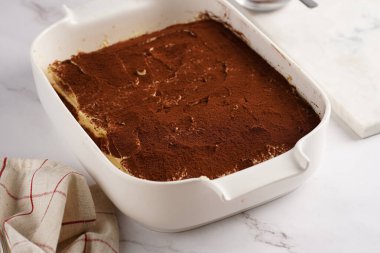 Adım adım İtalyan tatlı tiramisusunu hazırlamak için bayan parmak bisküvileri, mascarpone peyniri, beyaz mermer arka planda espresso