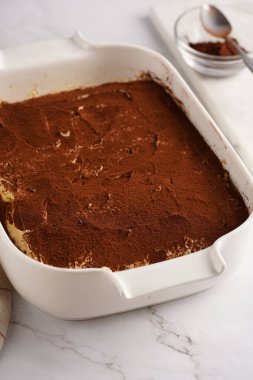 Adım adım İtalyan tatlı tiramisusunu hazırlamak için bayan parmak bisküvileri, mascarpone peyniri, beyaz mermer arka planda espresso