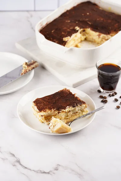 Pedaço Tiramisu Sobremesa Italiano Feito Biscoitos Ladyfinger Queijo Mascarpone Café — Fotografia de Stock