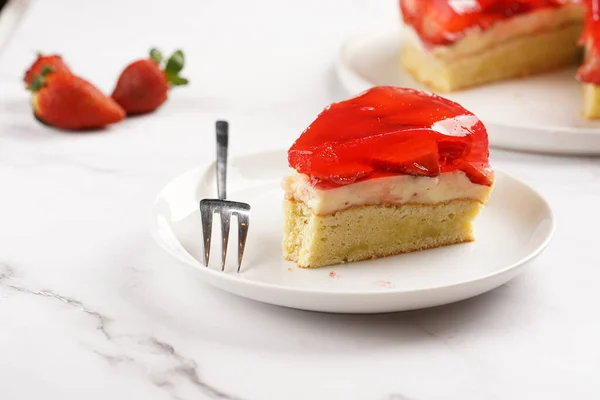 Piece Three Layered Cake Vanilla Pudding Strawberry Jelly Fresh Strawberries — Photo