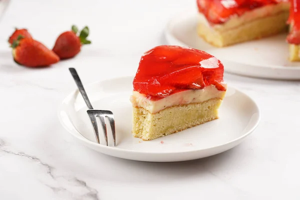 Piece Three Layered Cake Vanilla Pudding Strawberry Jelly Fresh Strawberries — стоковое фото