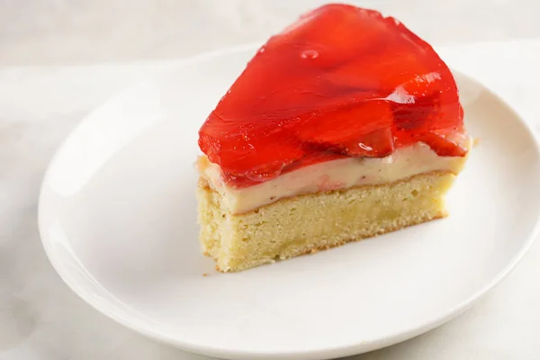 Ein Stück Dreischichtiger Kuchen Mit Vanillepudding Erdbeergelee Und Frischen Erdbeeren — Stockfoto