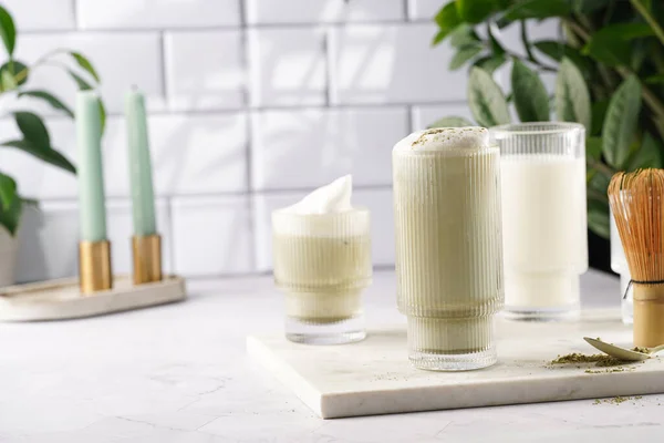 Hoog Geklonken Glas Met Matcha Latte Japans Groene Thee Poeder — Stockfoto