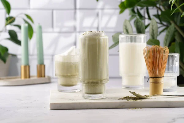 Hoog Geklonken Glas Met Matcha Latte Japans Groene Thee Poeder — Stockfoto