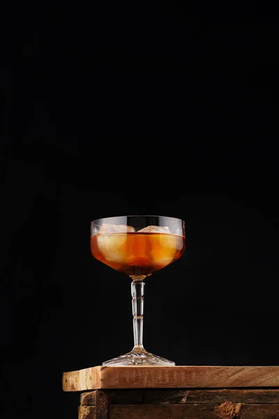 Scotch Whiskey Ρούμι Παγάκια Ποτήρι Κοκτέιλ Στέλεχος Ξύλινο Ταμπλό Μαύρο — Φωτογραφία Αρχείου