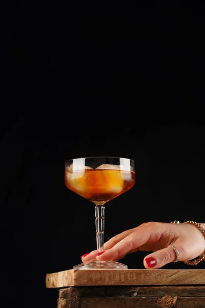 Main Féminine Atteignant Pour Scotch Whisky Rhum Avec Glaçons Verre — Photo