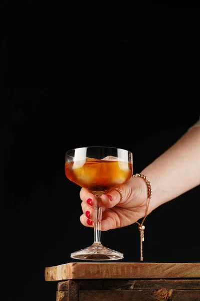 Kvinnlig Hand Sträcker Sig Efter Scotch Whiskey Eller Rom Med — Stockfoto