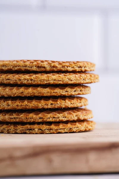 Stroopwafel - geleneksel Hollanda usulü karamelli gözleme - tahtanın üzerinde üst üste istiflenmiş, beyaz mutfak, yakın plan