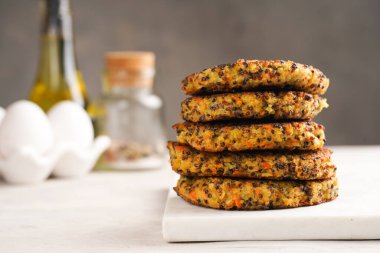 Sebzeli havuç ve kinoalı krep yığını. Sağlıklı vejetaryen yiyecekler - bitki temelli diyet kavramı.