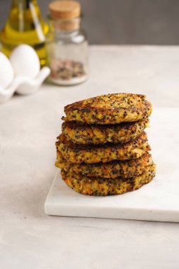 Sebzeli havuç ve kinoalı krep yığını. Sağlıklı vejetaryen yiyecekler - bitki temelli diyet kavramı.