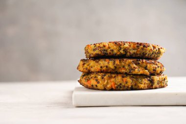 Sebzeli havuç ve kinoalı krep yığını. Sağlıklı vejetaryen yiyecekler - bitki temelli diyet kavramı.