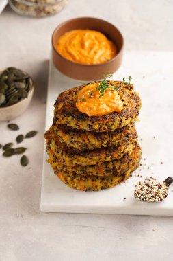 Paprika humusuyla kaplı sebze havuç ve kinoa krepleri. Sağlıklı vejetaryen yiyecekler - bitki temelli diyet kavramı.