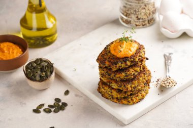 Paprika humusuyla kaplı sebze havuç ve kinoa krepleri, ayçiçeği tohumları. Sağlıklı vejetaryen yiyecekler - bitki temelli diyet kavramı.
