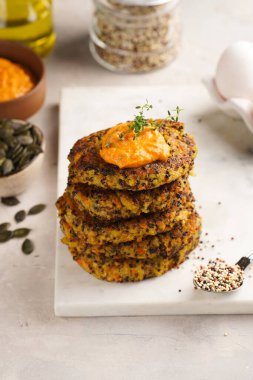 Paprika humusuyla kaplı sebze havuç ve kinoa krepleri, ayçiçeği tohumları. Sağlıklı vejetaryen yiyecekler - bitki temelli diyet kavramı.