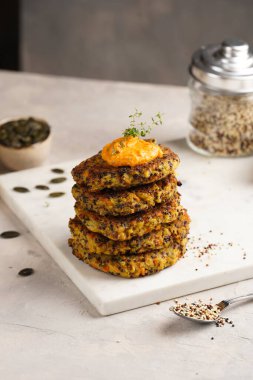 Paprika humusuyla kaplı sebze havuç ve kinoa krepleri, ayçiçeği tohumları. Sağlıklı vejetaryen yiyecekler - bitki temelli diyet kavramı.