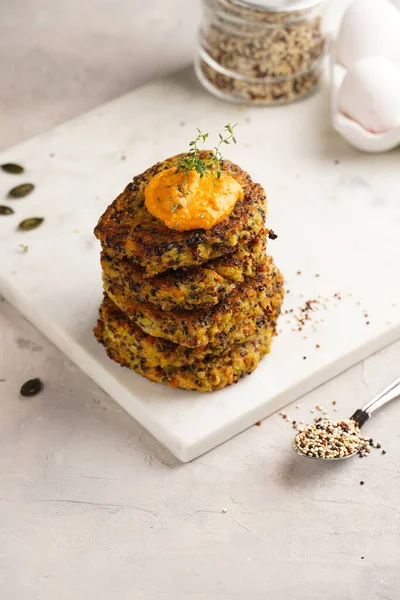 Paprika humusuyla kaplı sebze havuç ve kinoa krepleri, ayçiçeği tohumları. Sağlıklı vejetaryen yiyecekler - bitki temelli diyet kavramı.