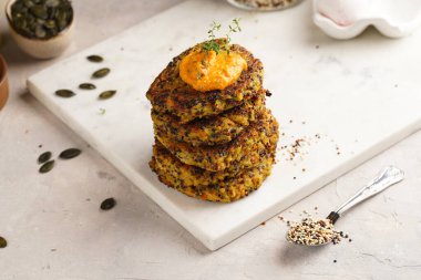 Paprika humusuyla kaplı sebze havuç ve kinoa krepleri, ayçiçeği tohumları. Sağlıklı vejetaryen yiyecekler - bitki temelli diyet kavramı.