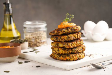 Paprika humusuyla kaplı sebze havuç ve kinoa krepleri, ayçiçeği tohumları. Sağlıklı vejetaryen yiyecekler - bitki temelli diyet kavramı.