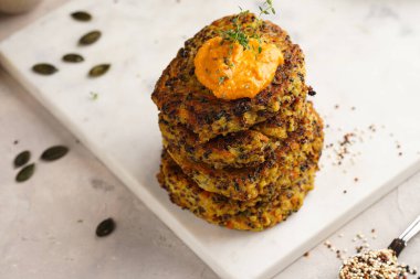 Paprika humusuyla kaplı sebze havuç ve kinoa krepleri, ayçiçeği tohumları. Sağlıklı vejetaryen yiyecekler - bitki temelli diyet kavramı.