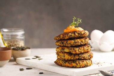 Paprika humusuyla kaplı sebze havuç ve kinoa krepleri, ayçiçeği tohumları. Sağlıklı vejetaryen yiyecekler - bitki temelli diyet kavramı.