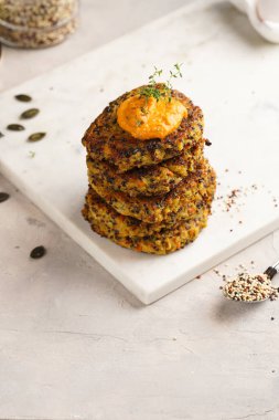 Paprika humusuyla kaplı sebze havuç ve kinoa krepleri, ayçiçeği tohumları. Sağlıklı vejetaryen yiyecekler - bitki temelli diyet kavramı.