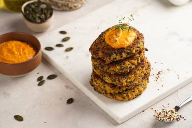 Paprika humusuyla kaplı sebze havuç ve kinoa krepleri, ayçiçeği tohumları. Sağlıklı vejetaryen yiyecekler - bitki temelli diyet kavramı.
