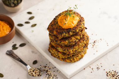 Paprika humusuyla kaplı sebze havuç ve kinoa krepleri, ayçiçeği tohumları. Sağlıklı vejetaryen yiyecekler - bitki temelli diyet kavramı.