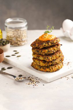 Paprika humusuyla kaplı sebze havuç ve kinoa krepleri, ayçiçeği tohumları. Sağlıklı vejetaryen yiyecekler - bitki temelli diyet kavramı.