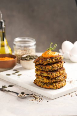 Paprika humusuyla kaplı sebze havuç ve kinoa krepleri, ayçiçeği tohumları. Sağlıklı vejetaryen yiyecekler - bitki temelli diyet kavramı.