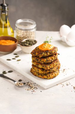 Paprika humusuyla kaplı sebze havuç ve kinoa krepleri, ayçiçeği tohumları. Sağlıklı vejetaryen yiyecekler - bitki temelli diyet kavramı.