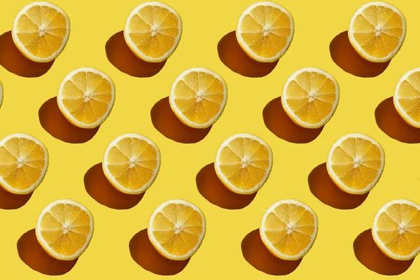 Жорсткий Світловий Візерунок Половини Лимона Жовтій Безшовній Поверхні — стокове фото