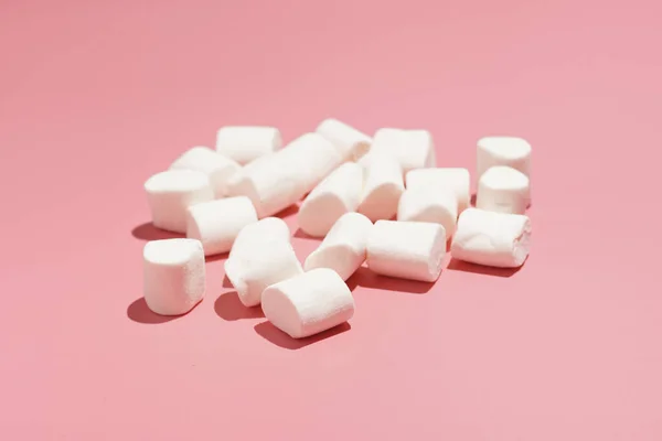 Fluffy White Marshmallows Hard Light Scattered Pink Surface — Stock Fotó