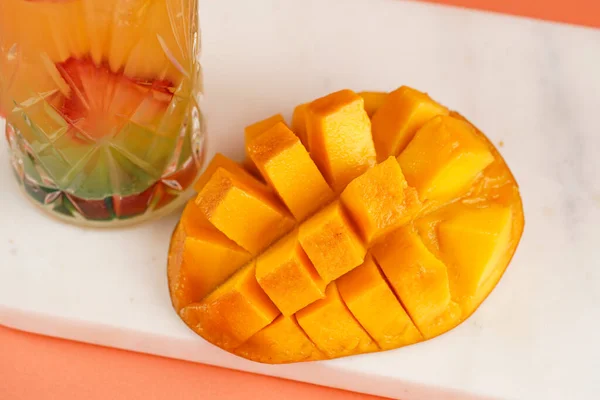 Una Fruta Mango Cortada Cubitos Sobre Tabla Mármol Junto Vaso — Foto de Stock